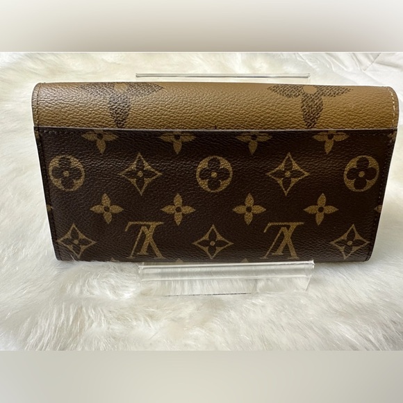 LOUIS VUITTON
Reverse Monogram Sarah Wallet - Picture 9 of 9